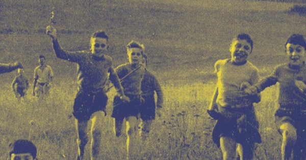 enfants qui courent dans un champs