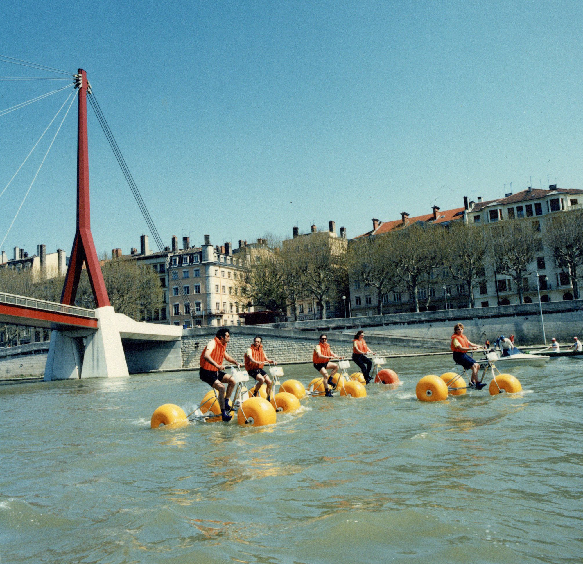 Descente sur la Saône de tricycles aquatiques, le Velomar, conçu en 1973 par la famille Garcia à Fontaines-sur-Saône : tirage photo. de la communication externe (avril 1985, cote 1465WP/10)