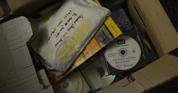 Photo de documents numériques conservés dans une boite d'archives