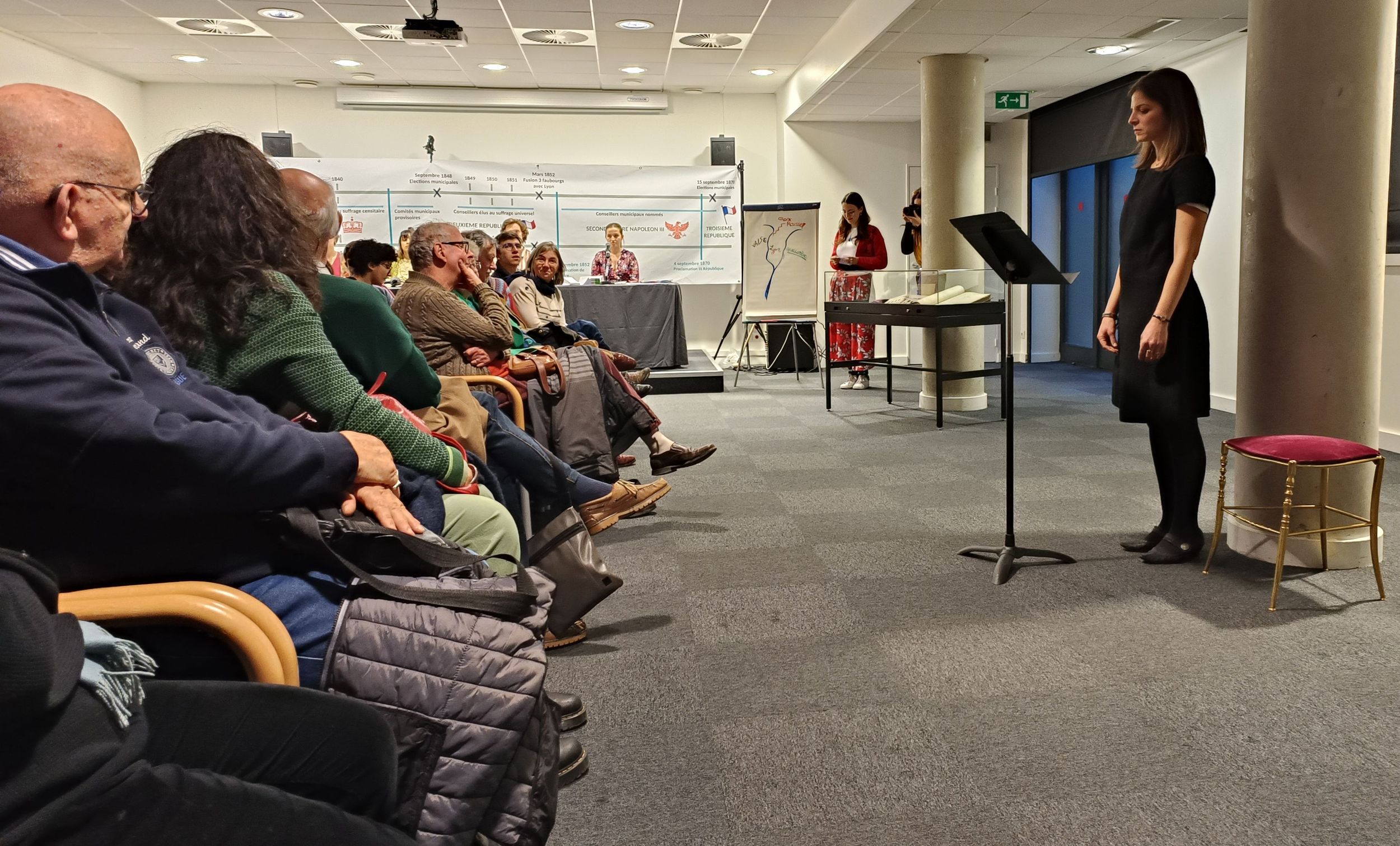 Nocturnes de l'Histoire aux Archives de Lyon : Justine Tentoni et des étudiants face au public (27/03/2024)
