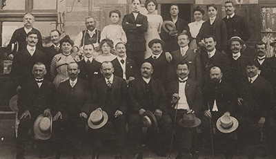 photo de plusieurs personnes sortant d'un banquet