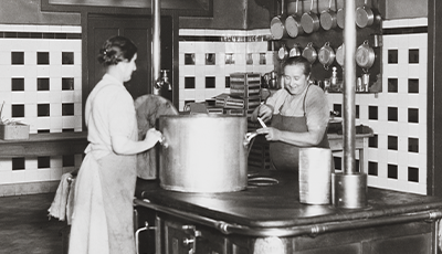 2 cuisinières dans une cuisine