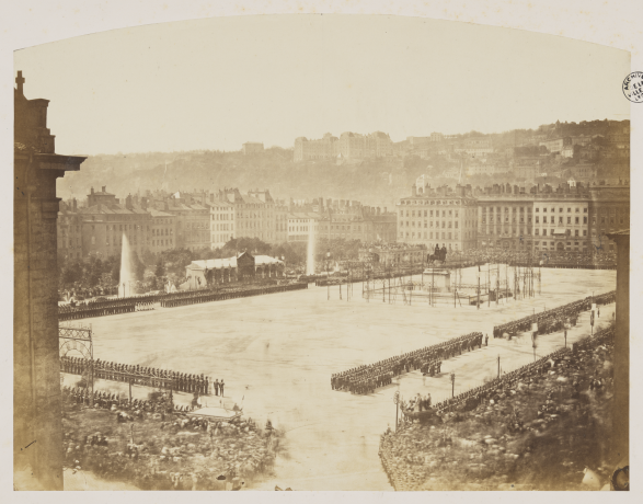 Revue des troupes place Bellecour par Napoléon III, dimanche 26 août 1860, photographie Pierre-Ambroise Richebourg - Archives municipales de Lyon, 117PH/24