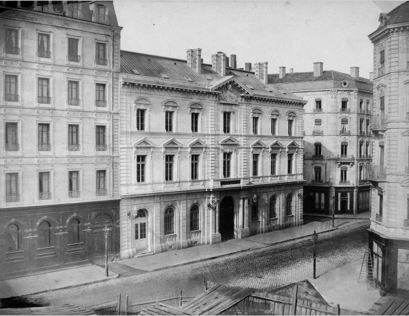 Façade de la Banque de France à l’angle de la rue Impériale (actuelle rue de la République) et de la rue Gentil : photographie NB (1857, cote :1PH/308)