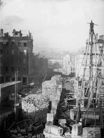 Ouverture de la rue Impériale : vue du chantier prise depuis la rue Neuve en direction de l’Hôtel de Ville, 15 janvier 1856, photographie sur plaque de verre de Louis Froissart - Archives municipales de Lyon, 3PH/604