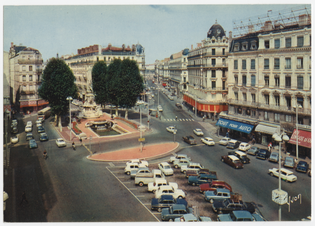 Place de la République avant sa piétonnisation, carte postale vers 1960 - Archives municipales de Lyon, 4FI/5880