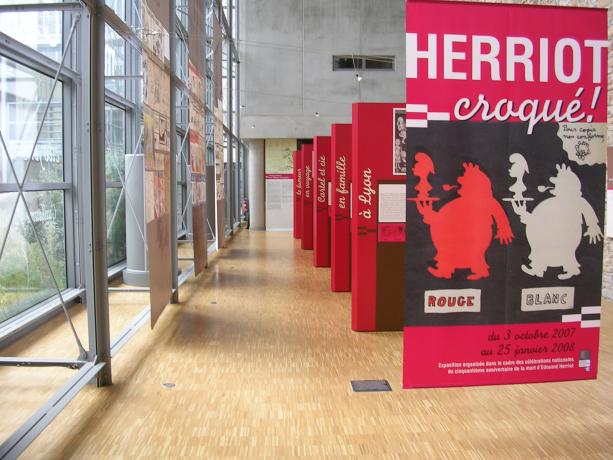 Photographie de la scénographie de l'exposition "Herriot croqué" par Gilles Bernasconi