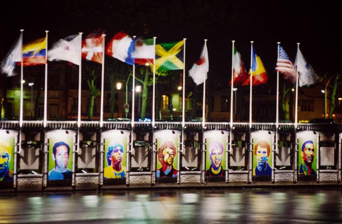 Portraits des joueurs et drapeaux en bord de Saône pendant la coupe du monde  de football (avril 1998, fonds numérique de la direction de l'éclairage public, non coté)