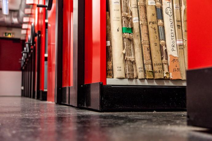 Un des magasins des Archives de Lyon, 1ère étagère surélevée et rayonnages mobiles (2013, non coté, cliché Laurent Vella)