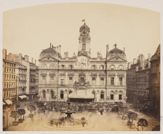 Voyage de Napoléon III et de l'impératrice Eugénie à Lyon en 1860, façade de l'Hôtel de Ville et de son dais depuis la place des Terreaux : tirage papier albuminé par Pierre-Ambroise Richebourg (août 1860, cote : 117PH/1) 