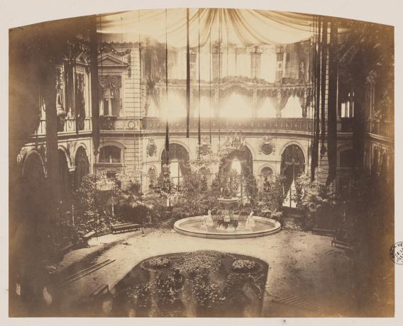 Voyage de Napoléon III et de l'impératrice Eugénie à Lyon en 1860, transformation de la grande cour de l'hôtel de ville en salon-jardin : tirage papier albuminé par Pierre-Ambroise Richebourg (août 1860, cote : 117PH/19)