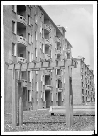 Cité industrielle des Etats-Unis, immeubles et jardin des jeux d'enfants, 1933. 15/ph/1/258