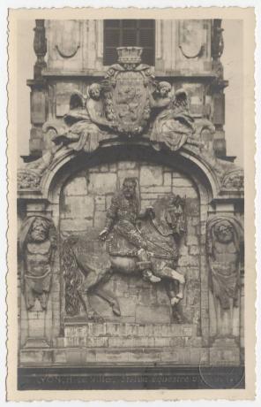 La statue équestre d'Henri IV sur la façade de l'Hôtel de Ville donnant sur la place des Terreaux (vers 1910, cote : 4FI/1615)