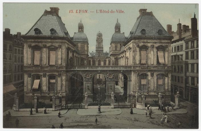 Façade de l'Hôtel de Ville sur la place de la Comédie (vers 1910, cote : 4FI/1618)