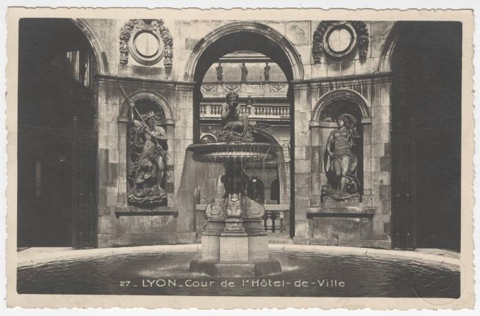 Fontaine dans la cour de l'Hôtel de Ville (vers 1910, cote : 4FI/1629)