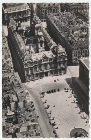 Vue de l'Hôtel de Ville et de la place des Terreaux prise en hélicoptère (vers 1955, cote : 4FI/5968)