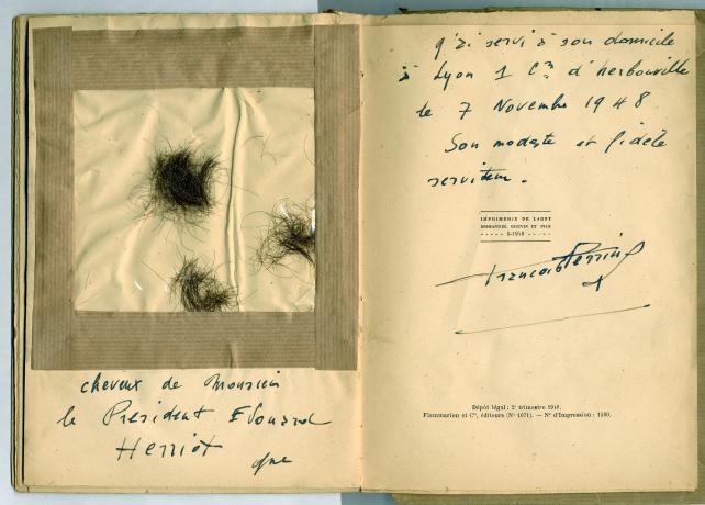 Cheveux d'Édouard Herriot recueillis par François Perrin, son coiffeur, insérés dans l'ouvrage Jadis, avant la première guerre mondiale (1948, cote : 5C/32)