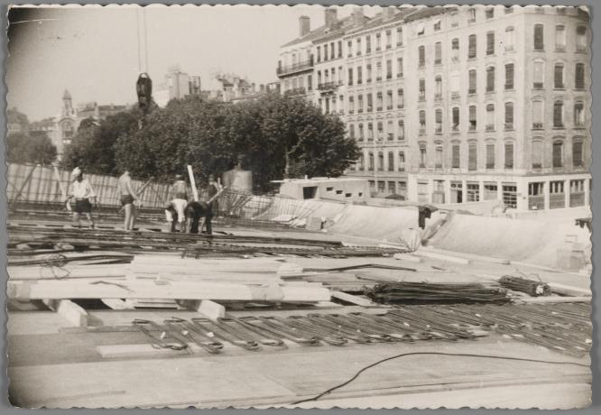 Chantier du centre nautique : travaux en cours (v. 1961-1962, cote : 851WP/14)