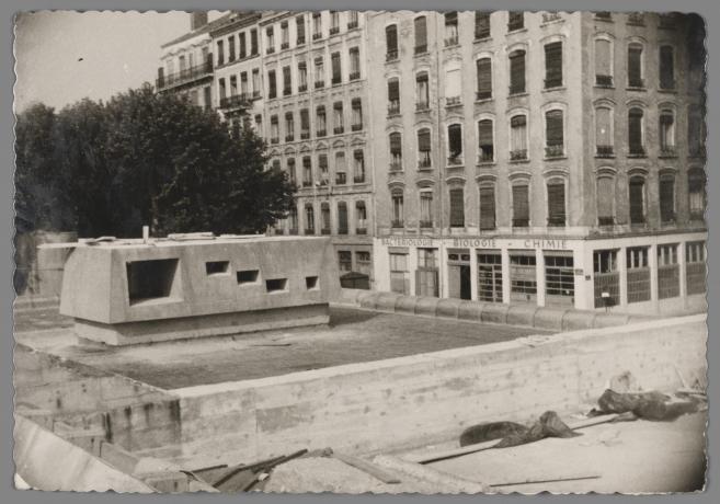 Chantier du centre nautique : travaux en cours (v. 1961-1962, cote : 851WP/14)