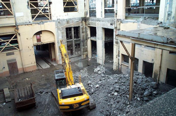 Le bâtiment en chantier : pelleteuse dans la cour intérieure (14/03/2000)