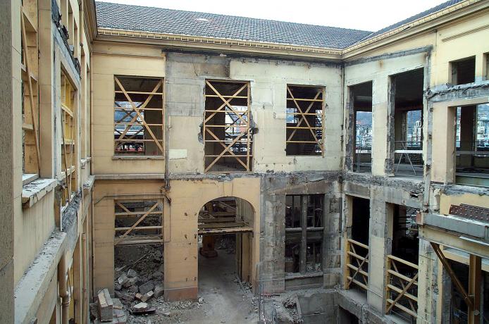 Le bâtiment en chantier : dégagement de la cour intérieure (15/03/2000)