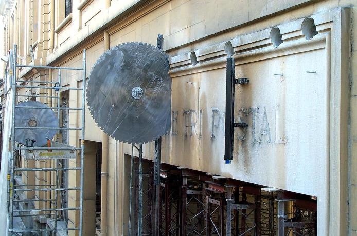 Le bâtiment en chantier : découpe rue Dugas-Montbel (15/03/2000)