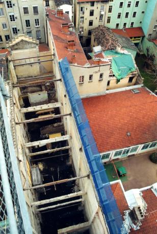 Le bâtiment en chantier : évidement de l'aile sud pour y installer les magasins (avril 2000)