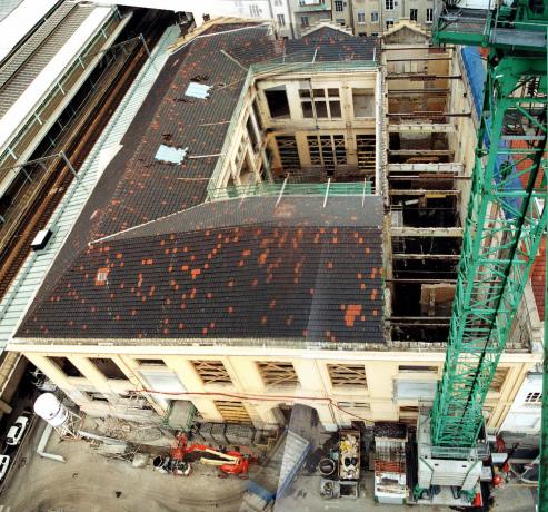 Le bâtiment en chantier : vue panoramique (17/07/2000)