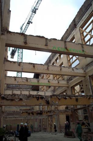 Le bâtiment en chantier : marquage des poutres à conserver dans le futur silo de stockage (14/03/2000)
