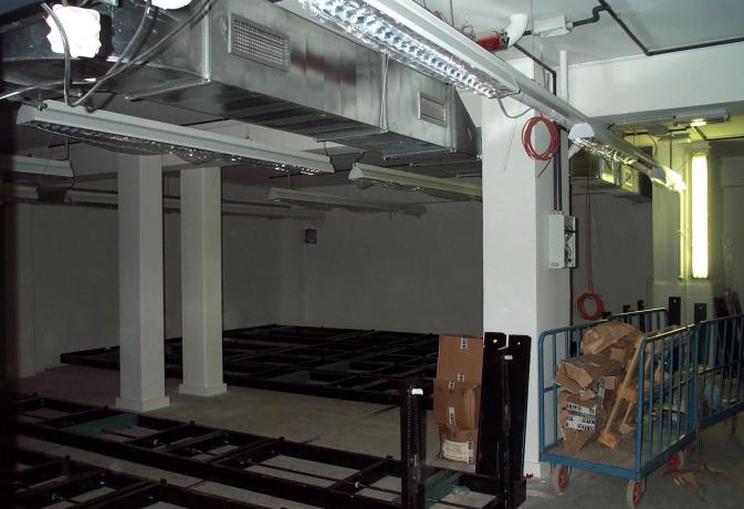 Les magasins : installation des rails pour les rayonnages mobiles (30/03/2001)