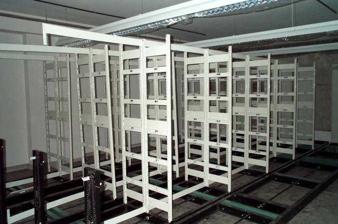 Les magasins : montage des structures des rayonnages mobiles (30/03/2001)