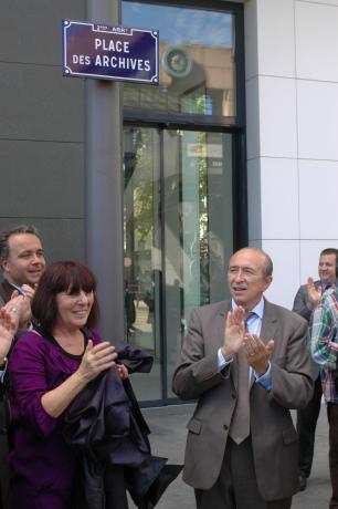 Inauguration de la place des Archives le 6/10/2010 : le dévoilement de la plaque par Gérard Collomb, président du Grand Lyon et sénateur-maire de Lyon (non coté)