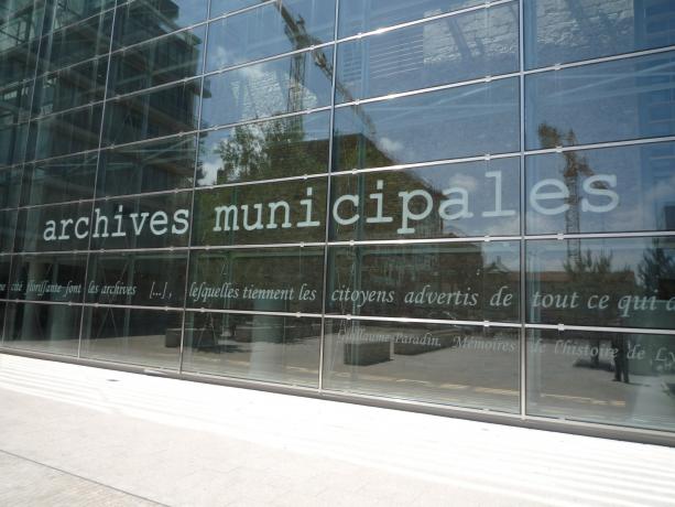 Façade du bâtiment place des Archives, avec la citation de Guillaume Paradin (29/05/2009, cliché Gilles Bernasconi, non coté)