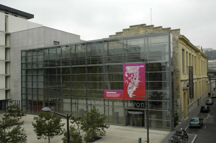 Inauguration de la place des Archives le 6/10/2010 : la façade des Archives de Lyon (non coté)