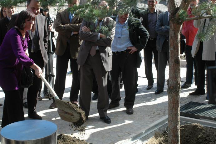 Inauguration de la place des Archives le 6/10/2010 : la plantation du 1er arbre (non coté)