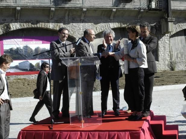Inauguration de la place des Archives le 6/10/2010 : remise du plan de la place par Gérard Collomb, président du Grand Lyon et sénateur-maire de Lyon, à Anne-Catherine Marin, directrice des Archives de Lyon (non coté)