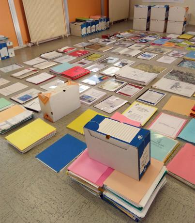 Tri d'archives dans un service avant de les transférer aux Archives municipales de Lyon