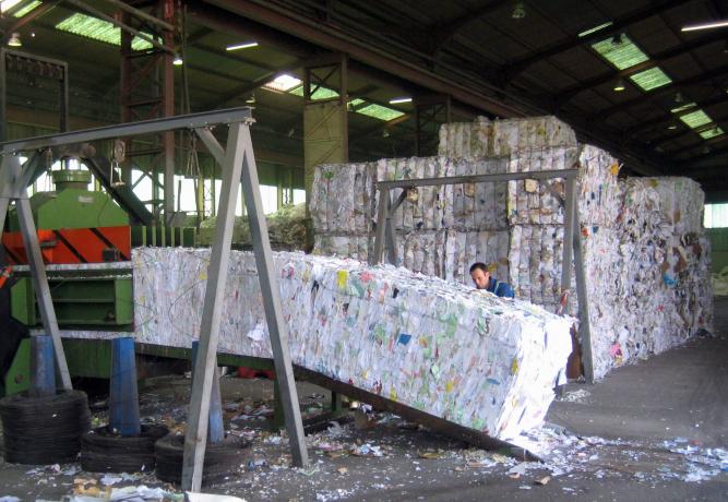 Destruction chez un prestataire des archives papier, compressées pour être recyclées 