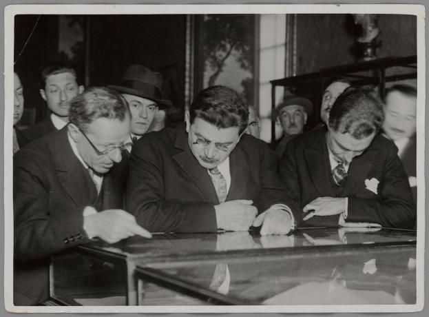 Edouard Herriot visitant une exposition : tirage photographique NB par la Société du Petit Parisien et d'éditions Pierre Dupuy et Cie (1924-1955, cote : 100PH/1/102)