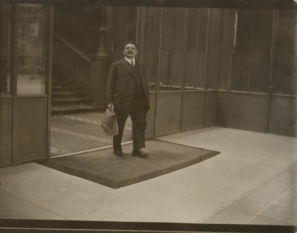 Edouard Herriot dans le hall d'un immeuble : tirage photographique NB par la Société du Petit Parisien et d'éditions Pierre Dupuy et Cie (1924-1955, cote : 100PH/1/102)