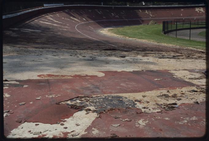 Réfection du vélodrome de la Tête d'Or par les services techniques : état de la piste avant travaux (1980, diapositive couleur, cliché Massin, cote : 1508WP/96)