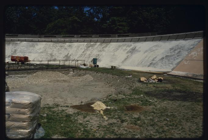 Réfection du vélodrome de la Tête d'Or par les services techniques : travaux en cours (1980, diapositive couleur, cliché Massin, cote : 1508WP/96)