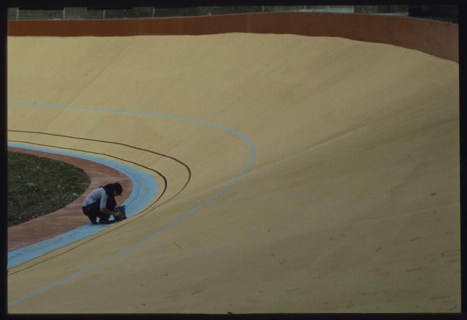 Réfection du vélodrome de la Tête d'Or par les services techniques : finitions (1980, diapositive couleur, cliché Massin, cote : 1508WP/96)
