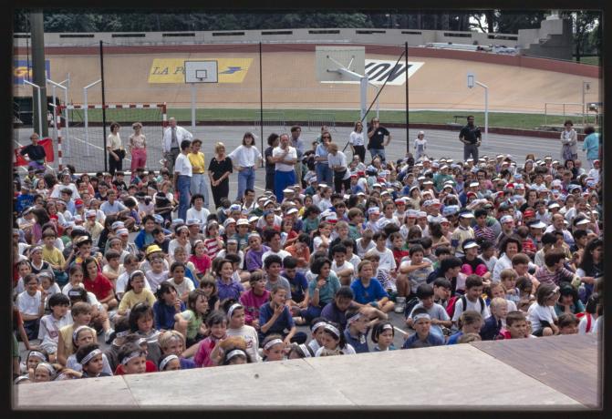 Olympiades des écoles du 6e, remise des prix par Michel Noir au vélodrome du parc de la Tête d'Or (1992, diapositive couleur, auteur inconnu, cote : 1518WP/1126)