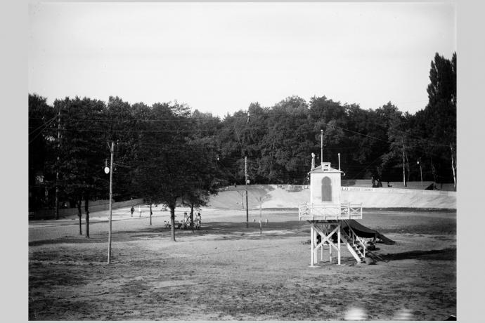 Section des colonies au vélodrome du parc de la Tête d'Or, lors de l'Exposition universelle et coloniale de Lyon en 1894 : photographie négative sur plaque de verre (cote : 15PH/1/942)