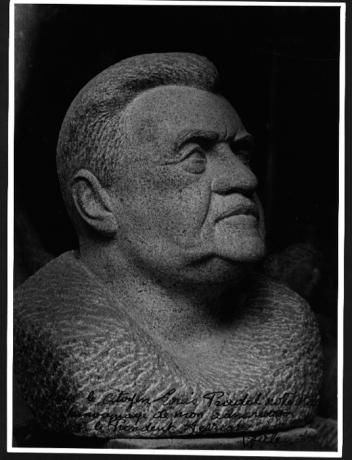Edouard Herriot, buste sculpté par Salendre et dédicacé à Louis Pradel, cliché Blanc et Demilly (s.d., cote : 1PH/1280)