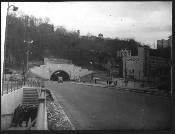 Tunnel de la Croix-Rousse, sortie ouest avenue de Birmingham, ancien chemin de Serin à la Croix-Rousse : tirage photo NB (1955, cote : 1PH/2509)