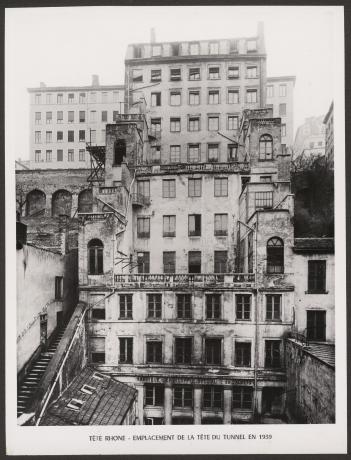 Tunnel de la Croix-Rousse, l'immeuble avant la construction de l'entrée côté Rhône : tirage photo NB (1940-1952, cote : 2PH/296)