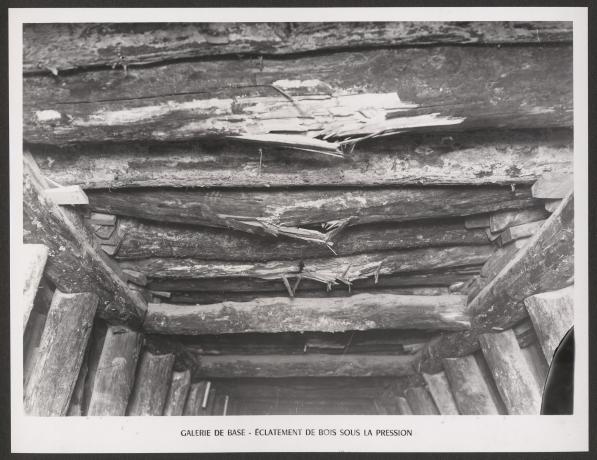 Tunnel de la Croix-Rousse, pression sur les étais d'une galerie : tirage photo NB (1940-1952, cote : 2PH/296)