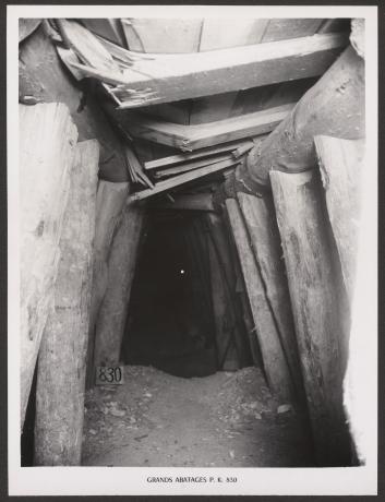 Tunnel de la Croix-Rousse, pression sur les étais d'une galerie : tirage photo NB (1940-1952, cote : 2PH/296)